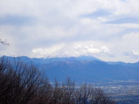 12:58　駐車場より、富士山が顔を出した