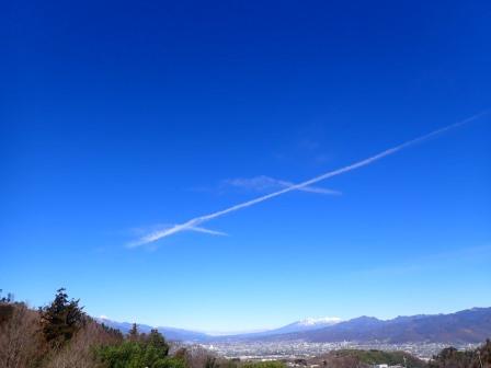 9:59　公園を出て先の丘を散策、南アルプス、八ヶ岳に飛行機雲