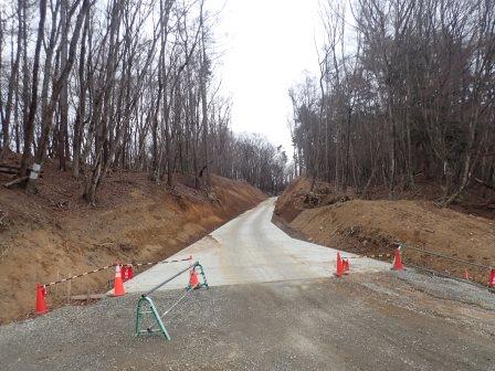 9:33　林道脇に幅の広い工事用道路が新設されていた