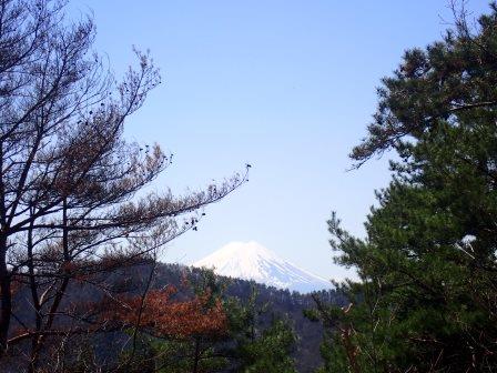 12:02　まだ雪を抱いている富士山