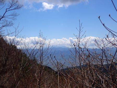 11:32　山頂より、雲のかかった富士山
