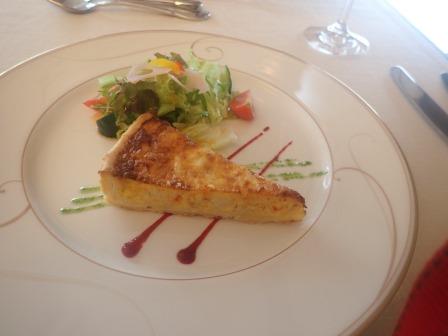 昼食　メゾンドサトウミラベル　前菜　上さんの頼んだズワイガニのキッシュ