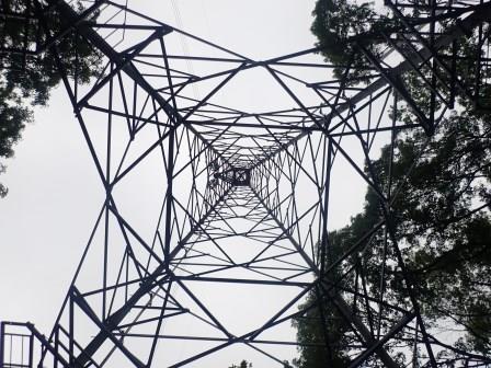 8:20　マツコの知らない世界で鉄塔マニアが出ていたので、真下から撮ってみる