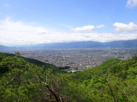 10:58　戻りの東屋より、青空が出てきた、青葉、甲府市街地、山並み、雲、空