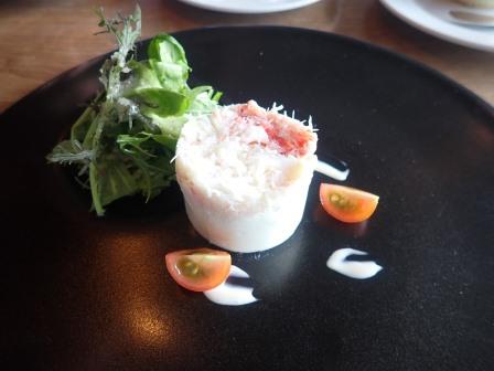 昼食　BBQ　LAPIN　前菜　私の頼んだズワイガニとカリフラワーのムース"