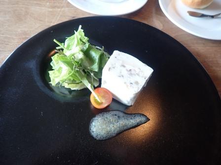 前菜　上さんの頼んだ帆立貝ときのこのテリーヌ