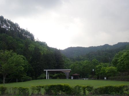 8:28　月待の湯に隣接している芝生広場