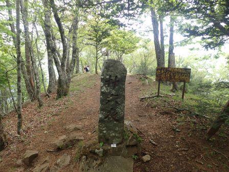 11:19　二十六夜山山頂の石碑、江戸時代、旧暦7月26日、新暦8月29日に月待の行事が行われた