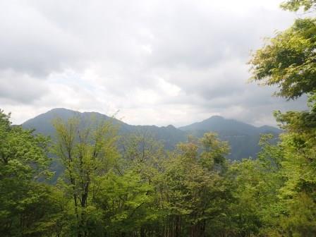 11:20　山頂より、富士は雲の中、左から茅ノ丸、ハガケ山、鹿留山（ししどめやま）、杓子山