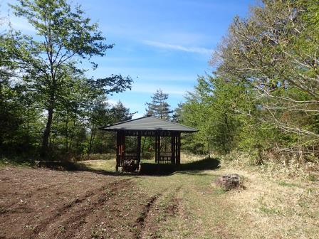 8:49　東屋、団子3兄弟1本を3人で分けていただく