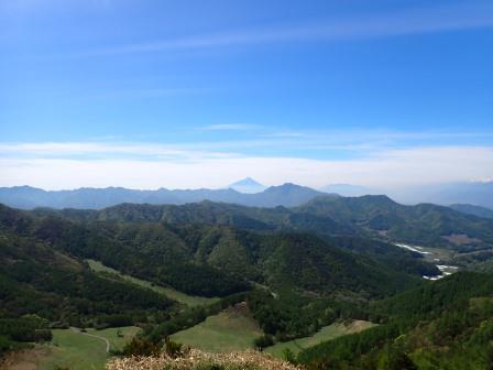 9:24　飯盛山山頂より　曲岳と茅ヶ岳の間に富士山