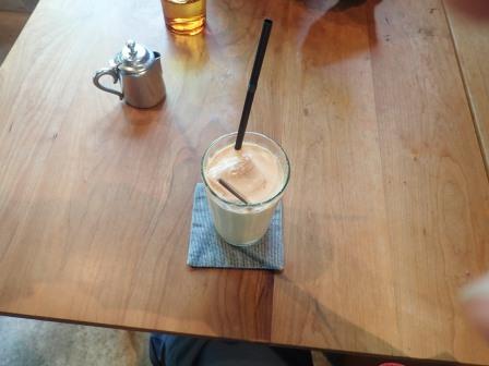 昼食　ナイスタイムカフェ　氷もチャイのアイスチャイ