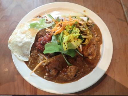 上さんと私が頼んだ野菜のトッピングがたっぷりのチキンカレー