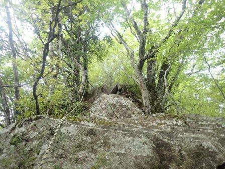 10:04　頂上近くに3ヶ所、縄の設置されたジャングルジムのような岩登り