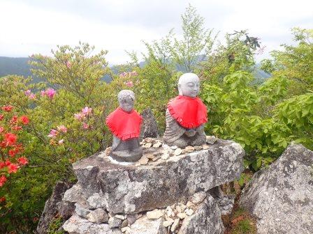 10:25　頂上にあるお地蔵さん、背景にヤマツツジとミツバツツジ