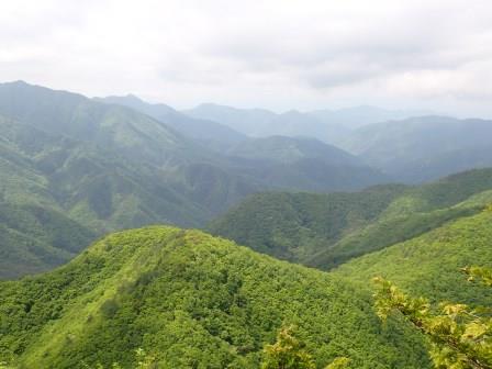 10:35　岩鏡の群落辺りより、山並み