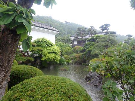 9:45　長野県佐久穂町　奥村土牛記念美術館　雨に濡れる庭と土蔵