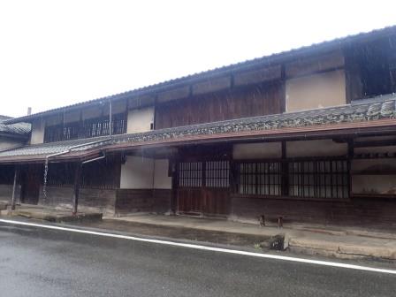 10:16　記念館近所の家屋