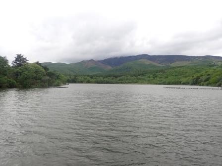 13:56　バラキ湖　小雨の中、湖畔周遊、桟橋に釣り人一人