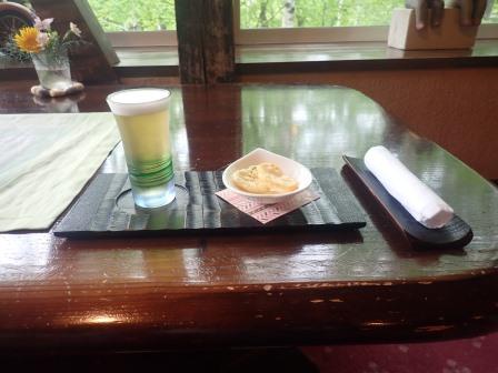 14:54　高原のホテルラパン　ウェルカムドリンクのビール