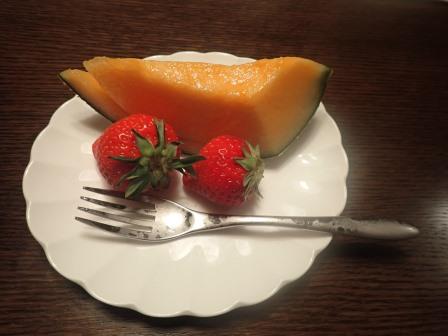 一寝入りした後にいただいた、メロンと苺