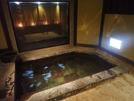 5:50　朝風呂　終日利用可能な開口部のない、こちらはテレビの付いた貸切風呂