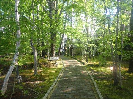 7:17　ホテル玄関へのアプローチ、晴れで、期待が高まる