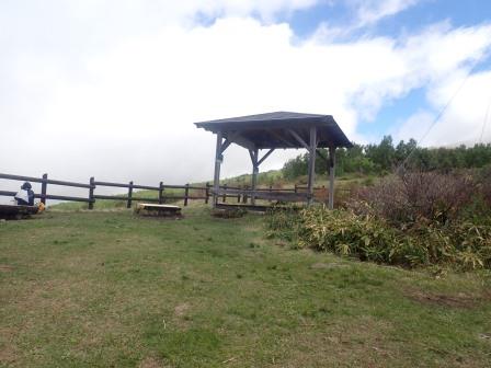 10:41　東屋、牧場を後にして、山道に入って行く