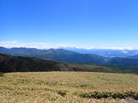 12:38　山頂より、遠目に蓼科山と美ヶ原高原