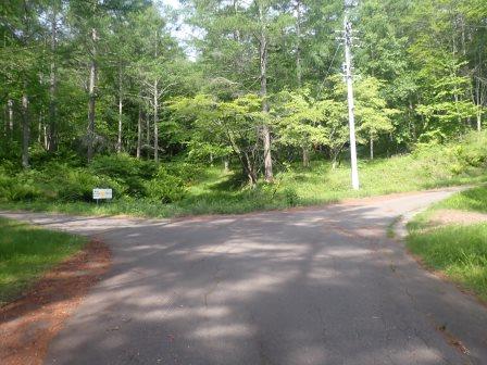 8:30　オートキャンプ場・コテージ分岐、間違って左のオートキャンプ場の方へ行ってしまった、行き止まり