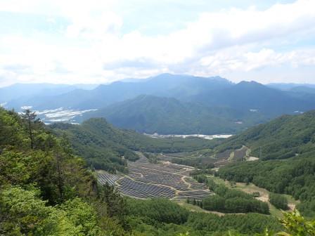 10:27　御座山（おぐらさん）、手前は太陽光発電になったゴルフ場の跡地