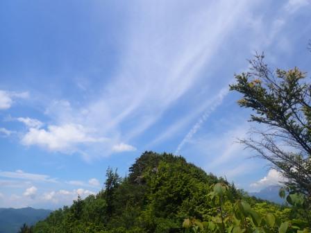 10:42　男山に飛行機雲