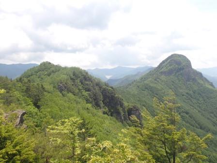 10:48　通って来た垣越山と、その先は天狗山