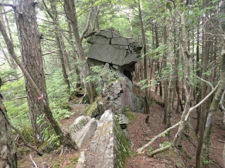 12:45　割れ割れの岩塊