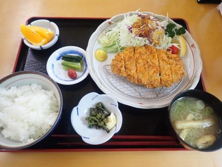 昼食　南相木村の滝見の湯　私の頼んだ低温熟成ポークのとんかつ御前