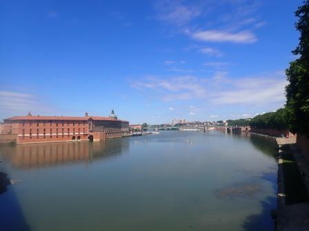 11:58　トゥールーズ　ガロンヌ川とノートルダム ラ ドラード教会