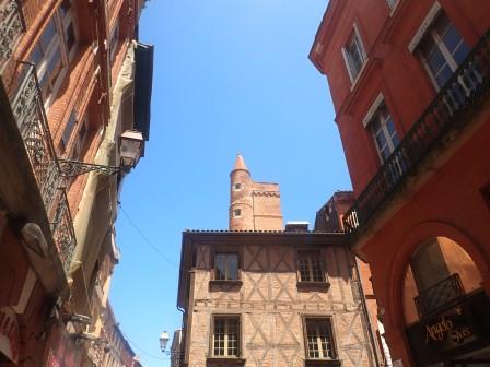 13:22　サンセルナン・バジリカ聖堂に向けてトゥールーズ散策　Tour de Serta