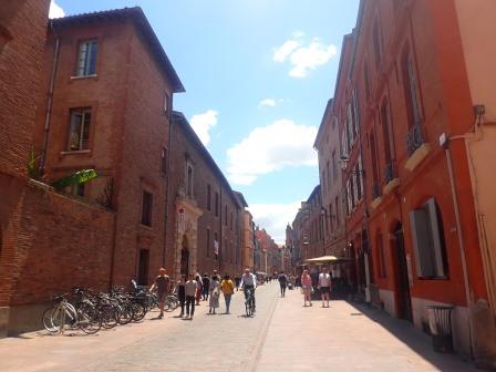 13:52　サンセルナン・バジリカ聖堂に向けてトゥールーズ散策　街並み