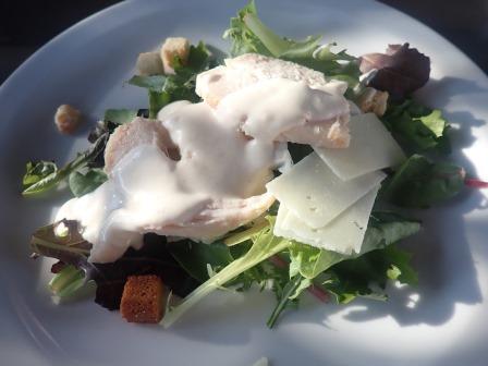 19:16　今宵の宿キリアドカルカソンヌアエロポール　夕食、前菜のサラダ