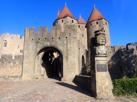9:24　カルカソンヌ　コンタル城　城門　女領主カルカスの胸像