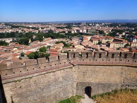 10:53　城壁と城外の街並み、二重の城壁の外側の城壁