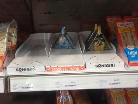 15:14　トイレ休憩に寄ったPAの売店で、何とお握り1個が1,000円ほどの値を付けていた