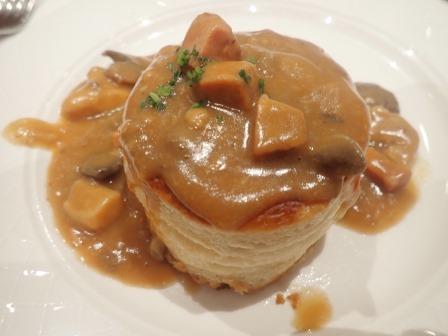 19:32　前菜のパイ包み、メインは牛肉をトッピングした平麺のパスタ？