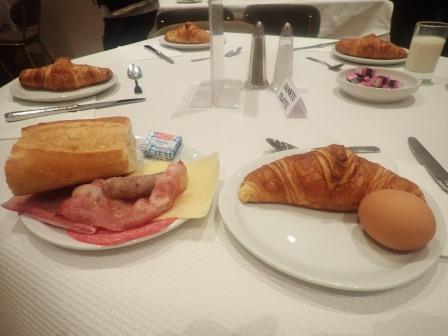 7:02　ホテル　エリセオ　朝食、この他に果物、ジュース、コーヒー等