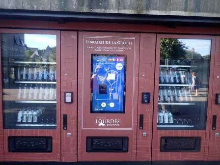 9:39　現地ガイドと合流したかな・・・、<br/>聖域内で聖水用の空のペットボトルやメダルを売っていた自販機、ボトルは7ユーロ