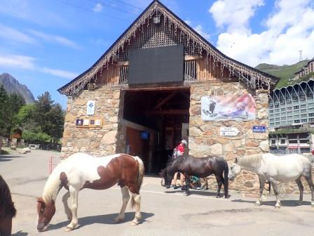 12:30　ピック・ドゥ・ミディ　ロープウェイ山麓駅、大人は馬、子供はロバでも行けるようだ