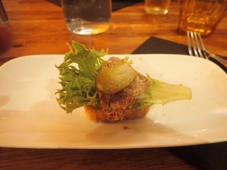 12:48　前菜　パンにペーストをトッピング