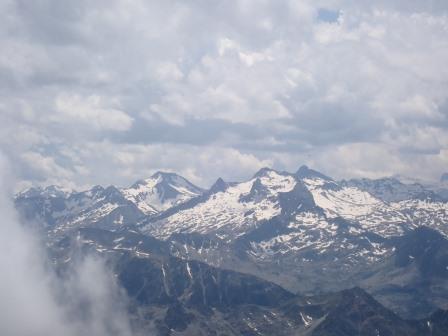 14:30　ピレネー山脈　近景<br/>3000m級の山が五座、一番右に三番目に高い山Le Mont Perudu(3355m)