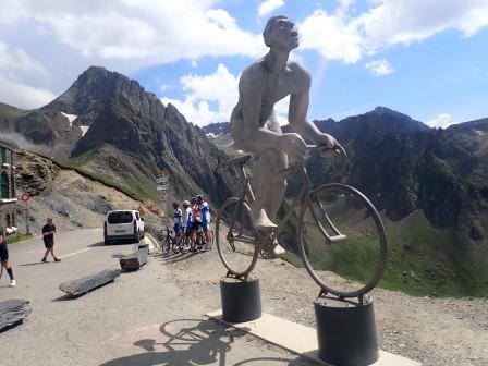 16:12　ツールマレー峠　ツール・ド・フランスの初代の首位通過選手ラピーズの記念碑