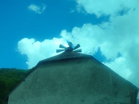 17:36　バスより、カヴァルニー渓谷入り口付近の家屋で、スピーカーかな・・・